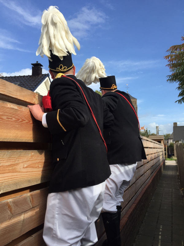 officieren aanzeggen troon