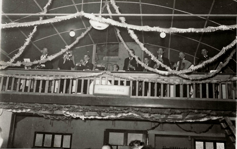 Afbeelding van het balkon in de schutterstent van schuttersgilde Claudius Civilis te Pannerden met daarop muzikanten jaren 50.