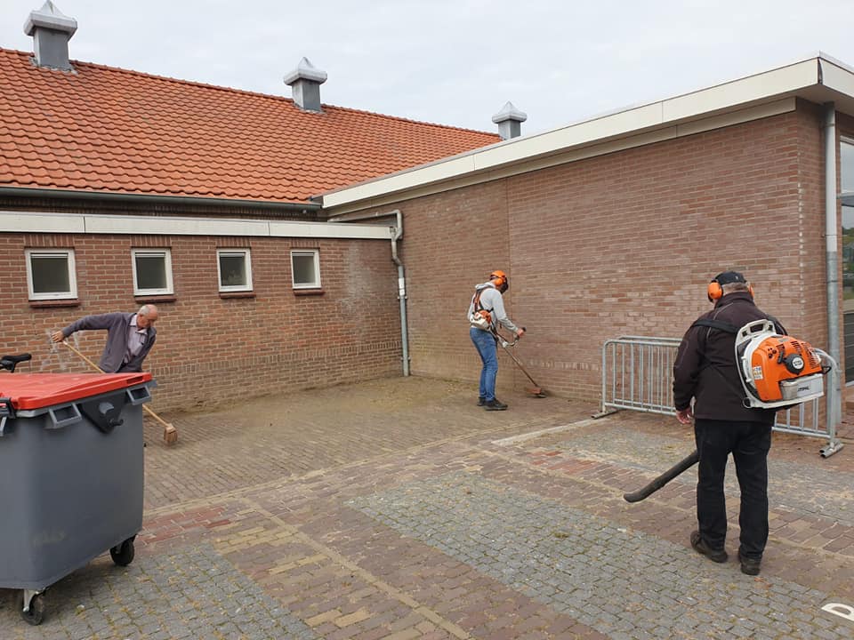 schoonmaak rondom de schutterstent in pannerden